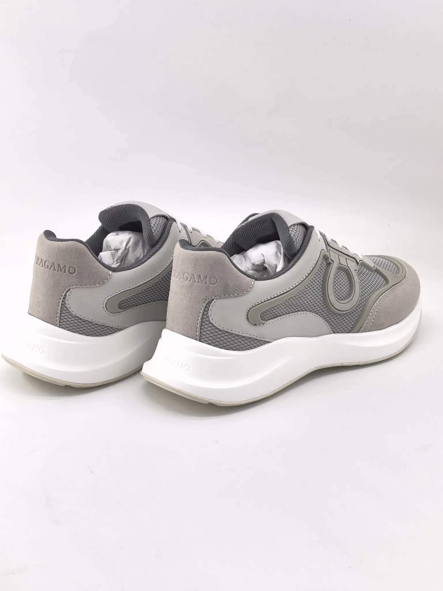 [Ferragamo] Top P: 740💰 Size: 39~44 (38 45 custom-made, non-refundable) 2025 Ferragamo men's new casual sports shoes, sports fashion charm, classic matching colors, elegant style and casual charm complement each other, showing urban fashion style. Rich colors interweave with modern charm, and simple lines outline the silhouette of the bag, interpreting casual aesthetics. Imported calfskin + first layer suede + TPU outsole